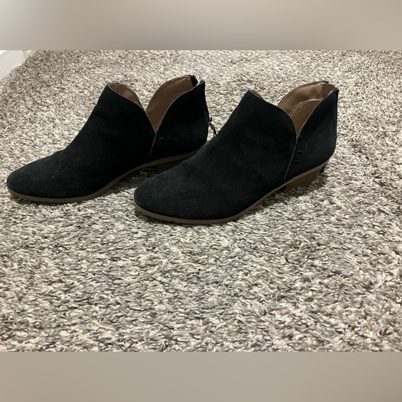 Kenneth Cole Reaction black faux suede, low heel ankle booties. Size 7.5 - Picture 2 of 6